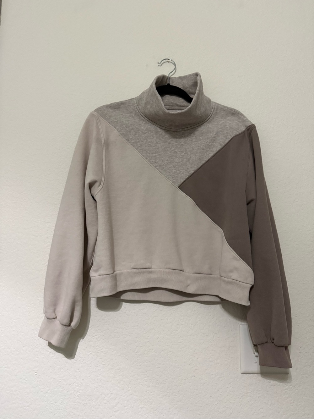 Abercrombie & Fitch Neutral Colorblock Turtleneck Cropped Sweatshirt